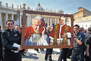 Radosne święto na Placu św. Piotra przed dziesięciu laty. Jan Paweł II już za życia cieszył się opinią świętości